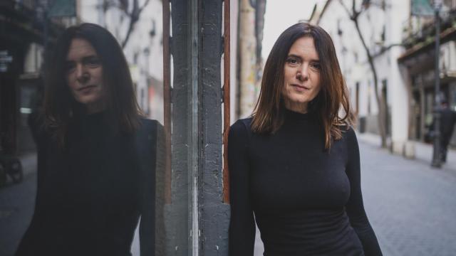 Eva Santolaria posa junto a un cristal antes de la entrevista con EL ESPAÑOL.