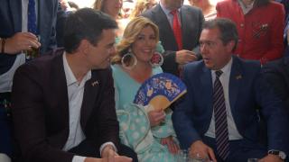 El presidente del Gobierno, Pedro Sánchez, junto a Susana Díaz y Juan Espadas en la feria de Sevilla en 2016.