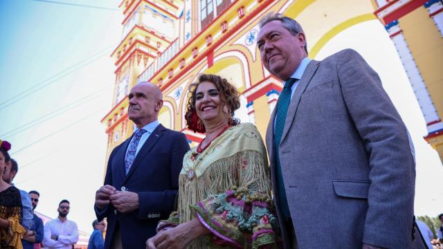 Antonio Muñoz, María Jesús Montero y Juan Espadas, en la portada de la Feria de Abril 2023