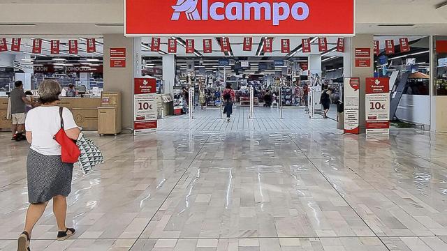 Puerta de entrada Alcampo.