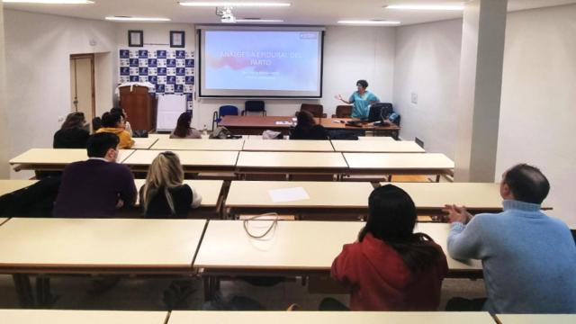 Una decena de mujeres embarazas, algunas acompañadas por sus parejas, han participado en la primera de las charlas para gestantes del Área de Salud ‘Valladolid Este’,