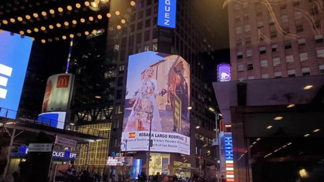 Tras el vestido más impactante de los Goya, la diseñadora vallisoletana viste uno de los edificios más altos de Times Square