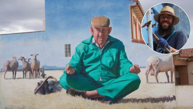 Imagen de Román Linacero junto a uno de sus murales en Nava de la Asunción, Segovia