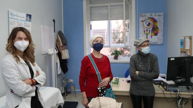 Milagros Pedrosa y Milagros Cancho en la consulta de Nutrición Oncológica de la Da. Cristina Marcianes, en la hospital Río Carrion