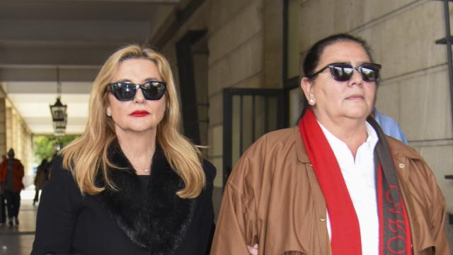 Inmaculada Casal y María del Monte en su llegada a los juzgados de Sevilla.