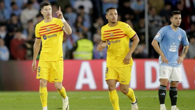 Lewandowski celebra su gol junto a Vitor Roque.