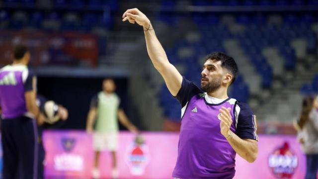 Facundo Campazzo realiza un tiro a canasta en el entrenamiento.