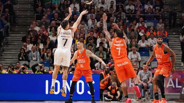 Campazzo lanza un triple ante la oposición de Jones.