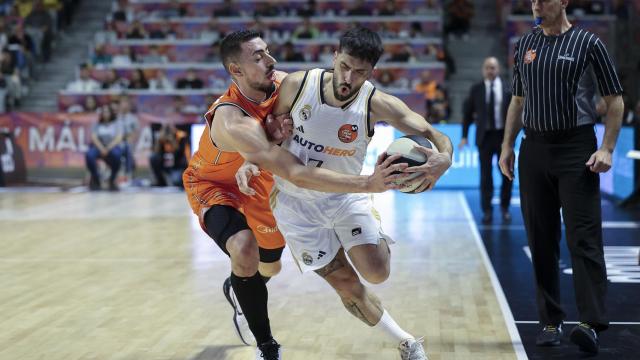 El base argentino del Real Madrid Facundo Campazzo (d) lucha con Josep Puerto, del Valencia Basket, durante el partido de semifinales de la Copa del Rey.