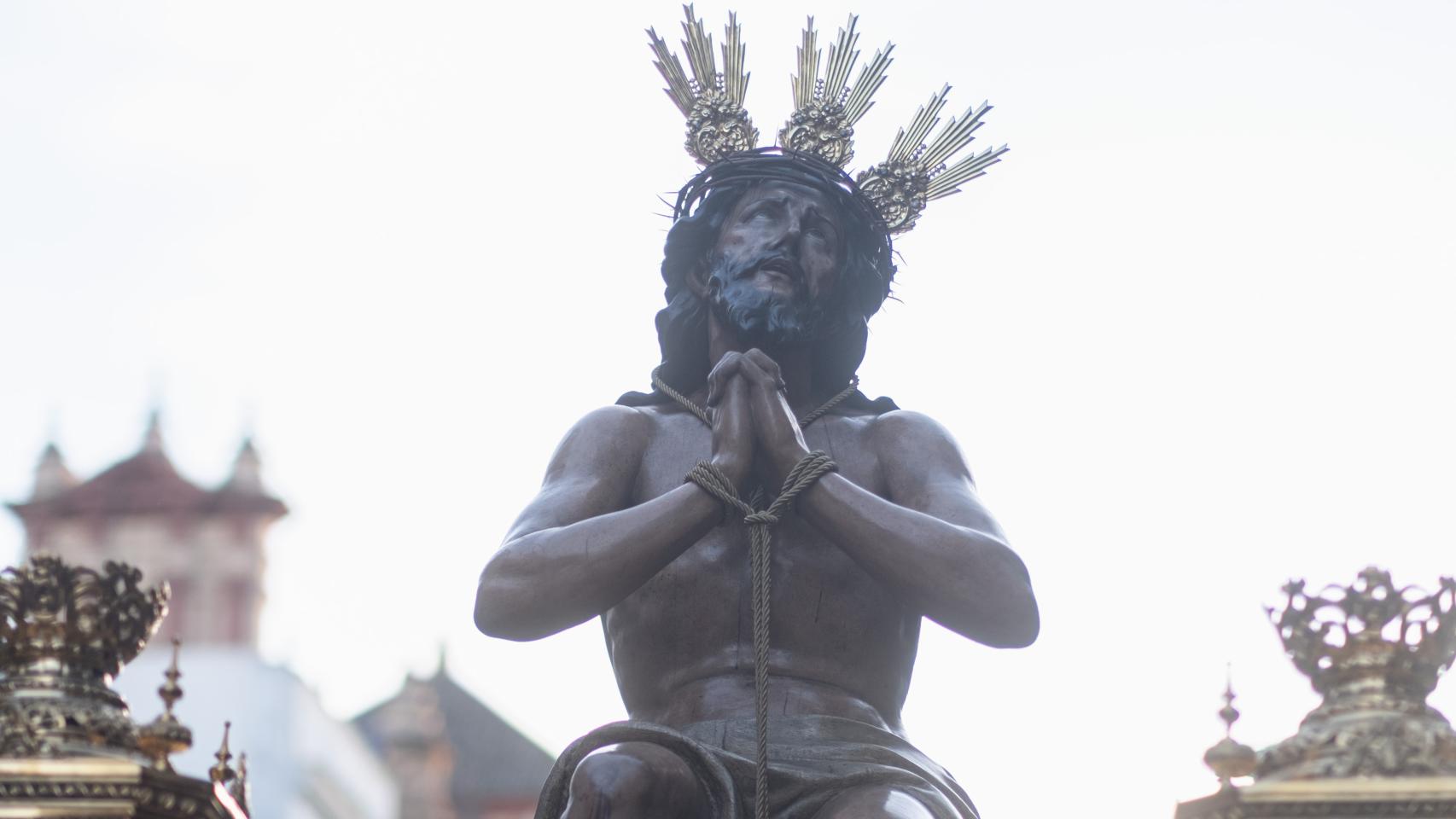 En imágenes, la Estrella enciende la Cuaresma en Triana con su vía crucis y traslado a San Jacinto