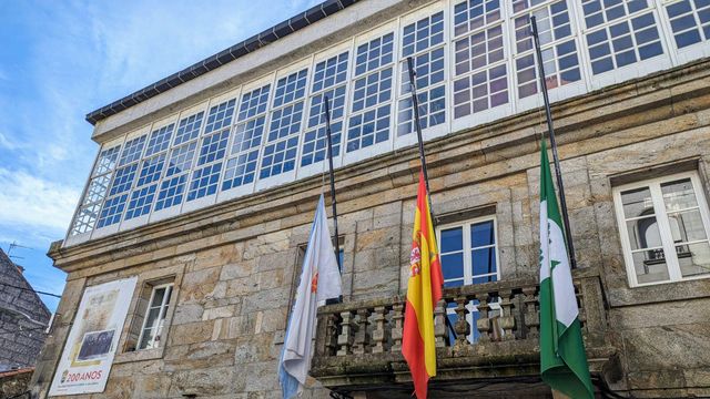 Banderas a media asta en el Ayuntamiento de A Cañiza (Pontevedra).