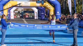 Récord en el Maratón de Sevilla 2024: Geleta gana una carrera repleta de hitos e imágenes curiosas