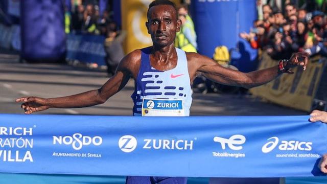 Derese Geleta cruzando la línea de meta en el Paseo de las Delicias.