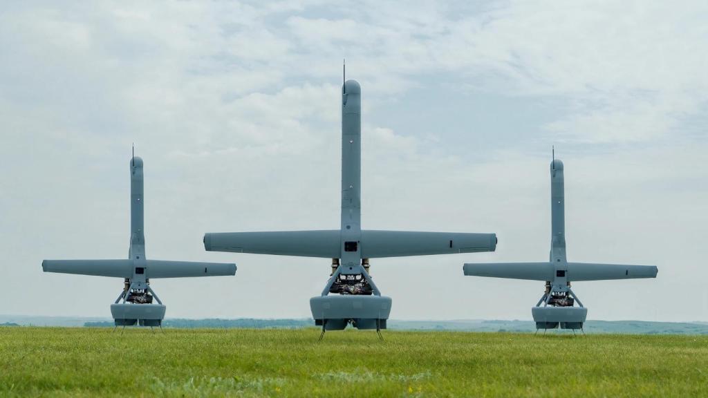 Tres drones V-Bat estadounidenses en un campo de vuelo
