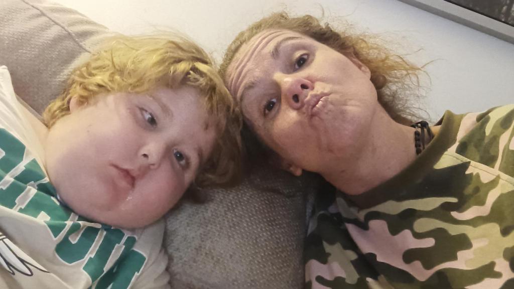 El difunto Martín junto a su madre, Isabel, semanas antes de fallecer.