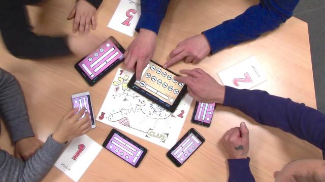 Un grupo de personas creando con el programa SoundCool.