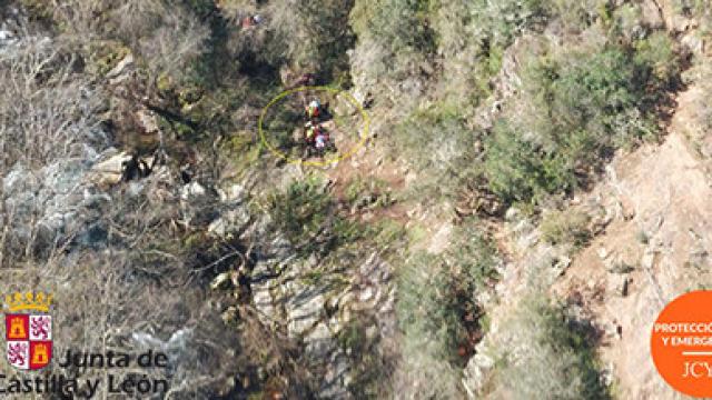 Rescatada en helicóptero una mujer de 65 años en la Senda de los pescadores en Arenas de San Pedro