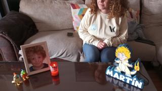 Isabel Muelas, este viernes, en su casa de Molina de Segura, contemplando una foto de Martín: su hijo fallecido por el cáncer de DIPG.
