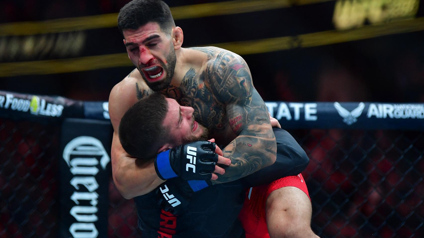 Ilia Topuria se sube en uno de los miembros de su equipo tras noquear a Volkanovski