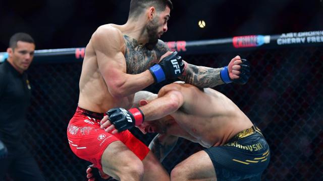 Topuria, en acción ante Volkanovski.