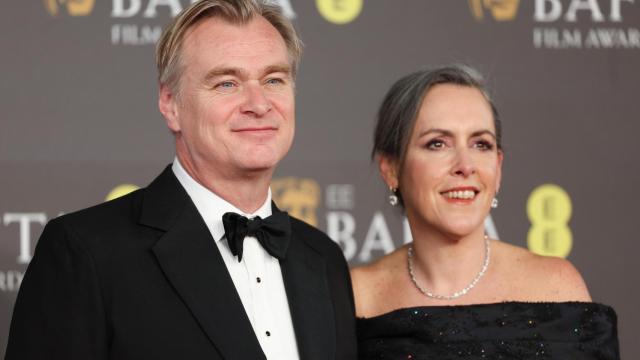 Christopher Nolan, director de 'Oppenheimer', y Emma Thomas, productora, en los BAFTA 2024, los premios del cine británico celebrados en el Royal Festival Hall de Londres (Gran Bretaña) el 18 de febrero de 2024. Foto: EFE/EPA/NEIL HALL