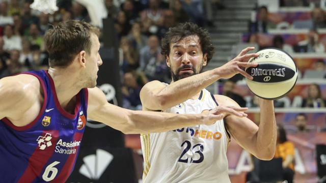 Llull disputa un balón en la final de la Copa del Rey de baloncesto.