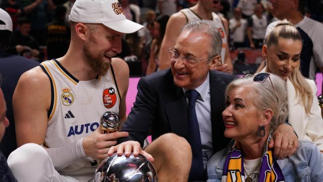 Florentino Pérez posa junto a Dzanan Musa tras lograr la Copa del Rey de baloncesto.