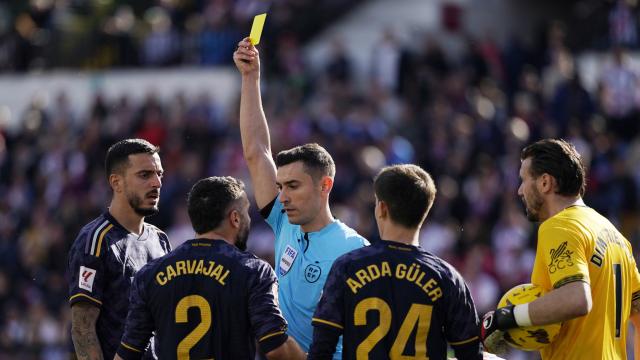 Dani Carvajal ve una tarjeta frente al Rayo Vallecano.