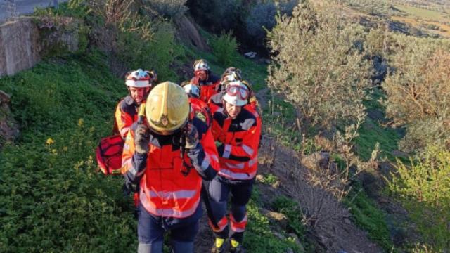 Herido un hombre tras sufrir un corte en una pierna mientras cortaba leña en Antequera.