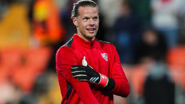 Nyland, durante el calentamiento del Sevilla en Mestalla.