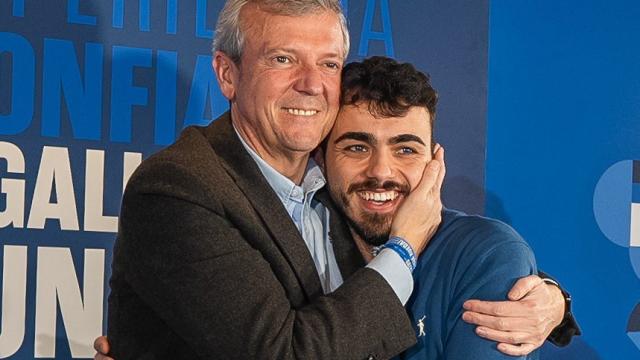 El presidente gallego, Alfonso Rueda, abraza a Raúl Santamaría, Mozo de Arousa.