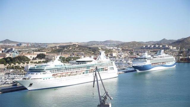 Dos cruceros atracados en el Puerto de Cartagena.