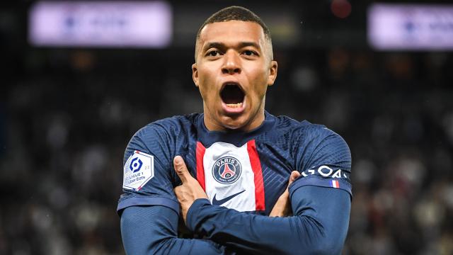 Kylian Mbappé celebra un gol con el PSG con su gesto más habitual
