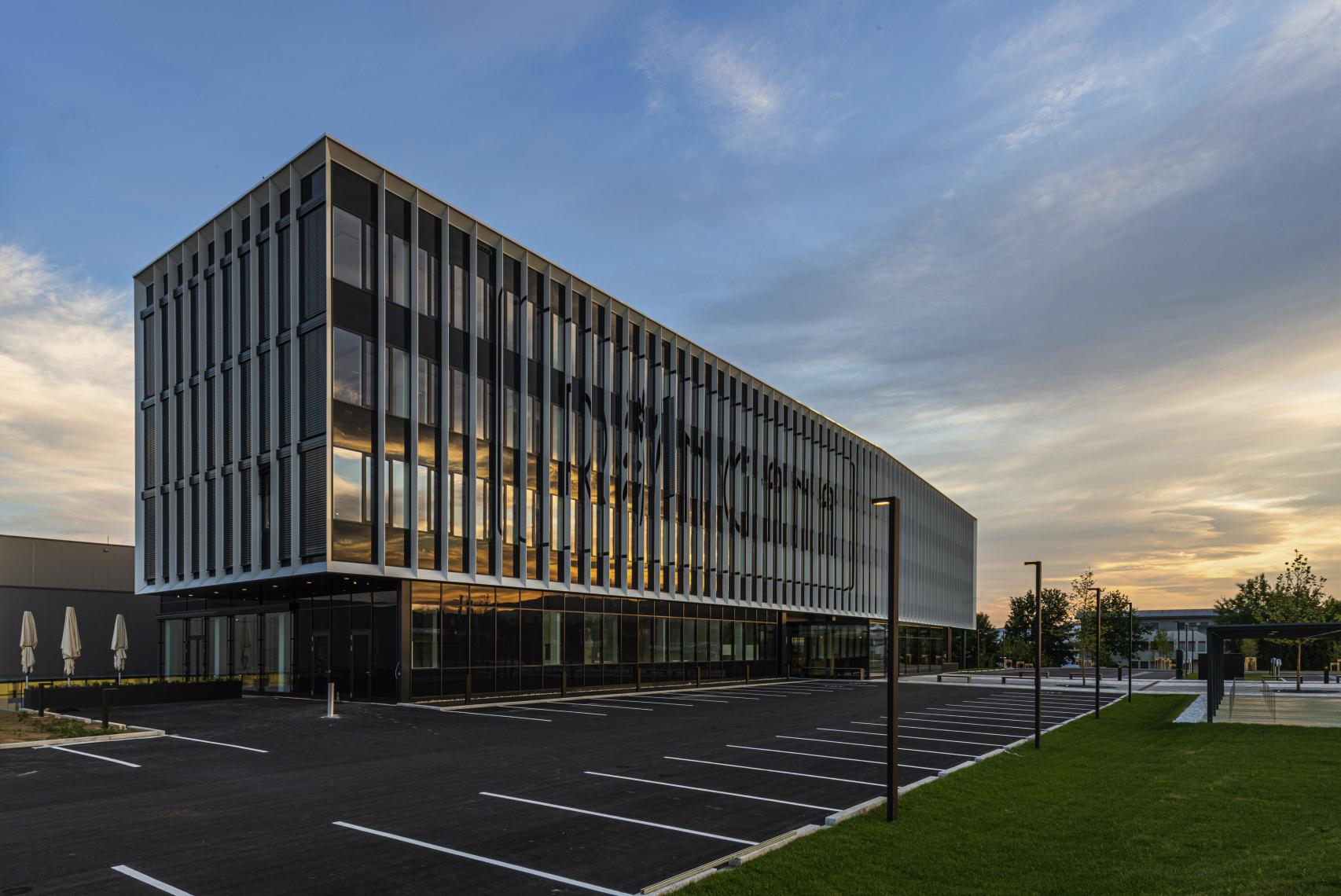 Exteriores del campus de Ringana.