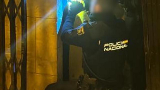 Atascado en la ventana, así estaba uno de los dos ladrones detenidos por robar en un bar de Elche