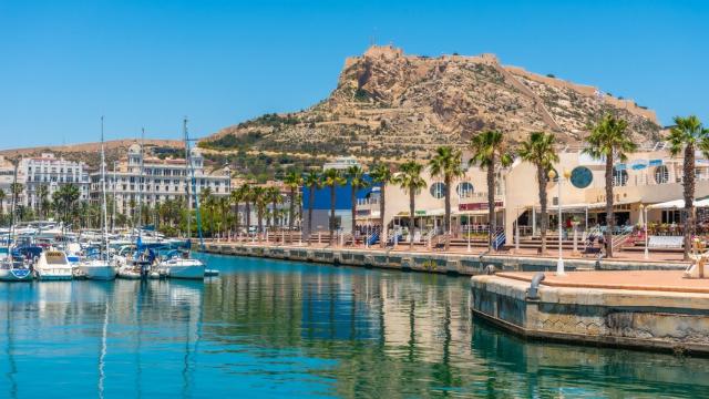 Una chica contempla las vistas de la ciudad de Alicante, en una imagen de archivo.