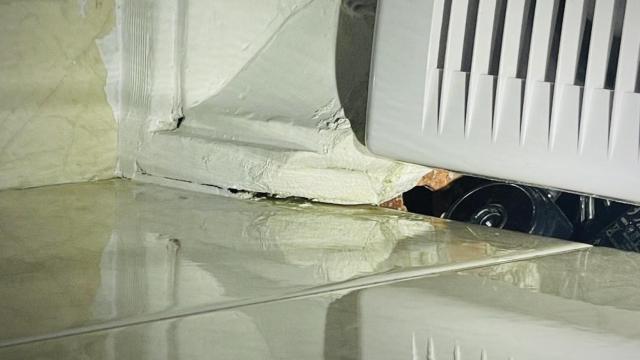 La cámara oculta en el extractor del servicio.