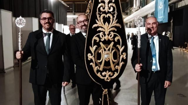 El estandarte que identifica a la Junta Mayor de Cofradía de Torrevieja.