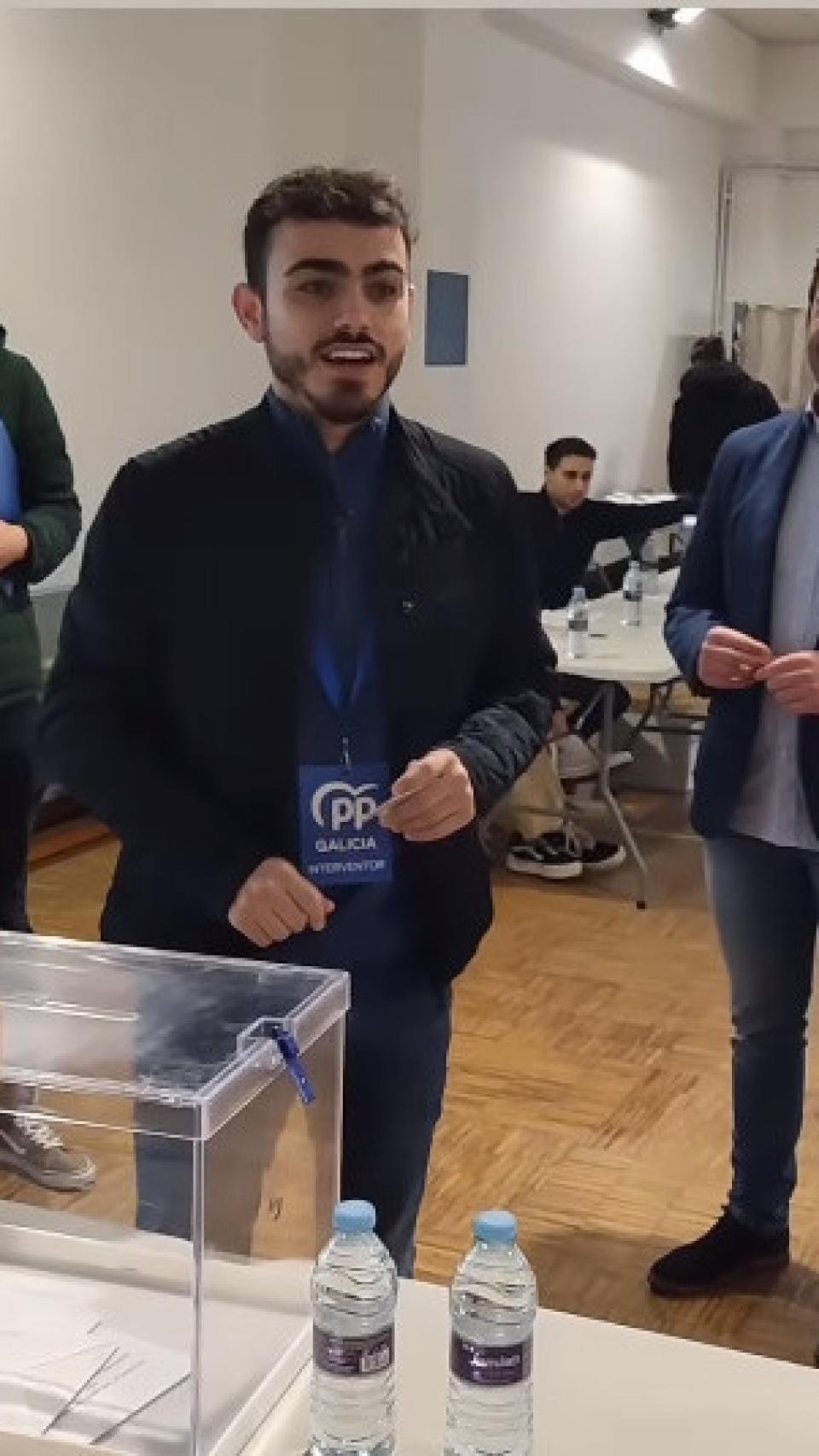 Raúl Santamaría, de los Mozos de Arousa, vota en un colegio de Vilagarcía de Arousa.