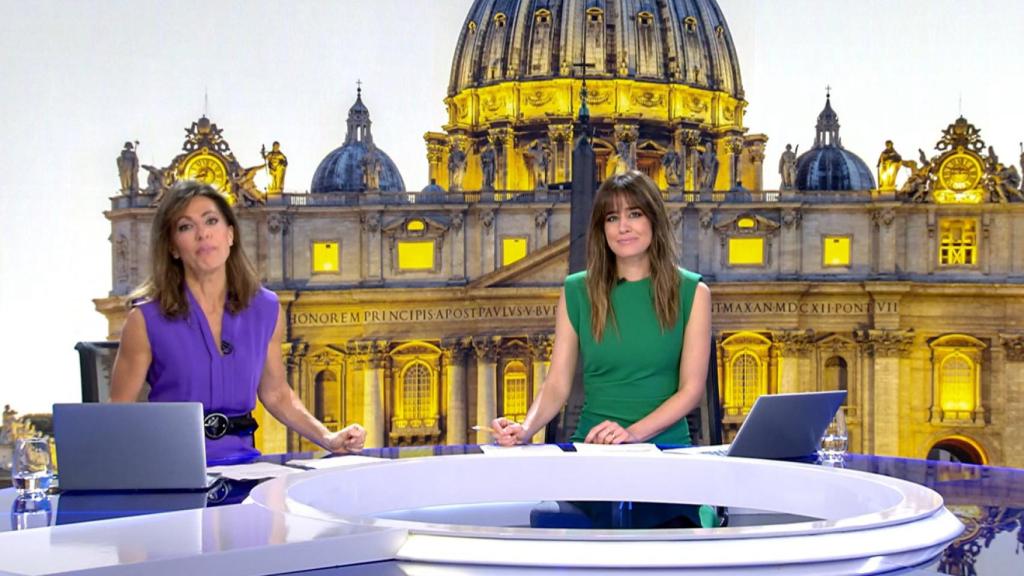 Ángeles Blanco e Isabel Jiménez, en 'Informativos Telecinco'.