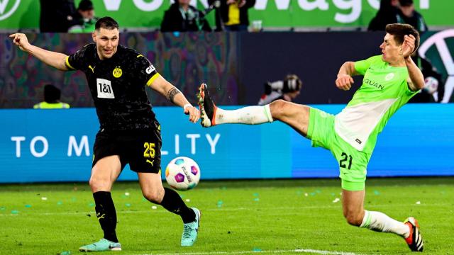 Niklas Süle, del Dortmund, ante un jugador del Wolfsburgo