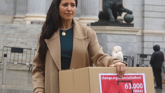 Ángela Sánchez entregando 63.000 firmas en el Congreso.