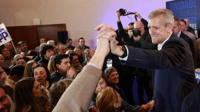 Rueda celebra su triunfo electoral en Santiago de Compostela.
