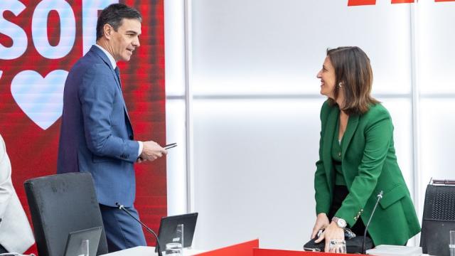 Pedro Sánchez y la portavoz del PSOE, Esther Peña, este lunes, en la reunión de la ejecutiva del partido en Madrid.