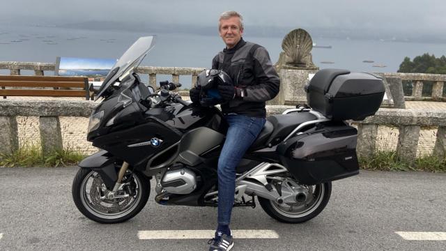 Alfonso Rueda con su motocicleta de BMW en una imagen de 2022.