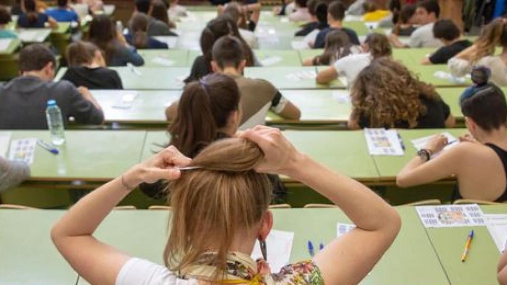 Imagen de archivo de estudiantes universitarios.