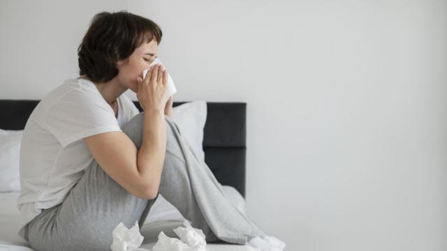 Mujer enferma en la cama.