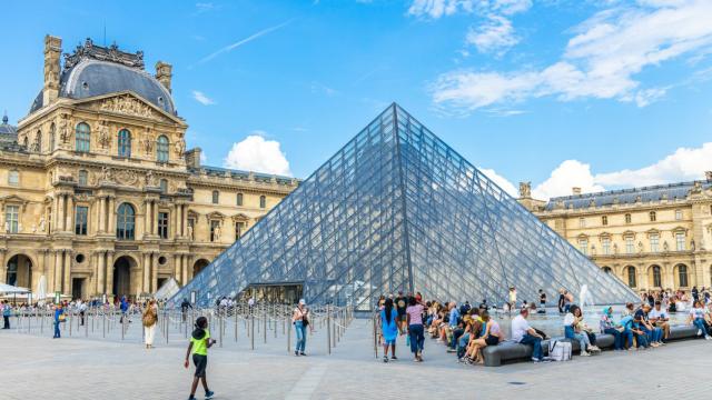Imagen de la pirámide del Museo del Louvre en Paris, Francia.