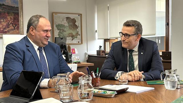 Un momento del encuentro entre Julián Martínez Lizán y Víctor Manuel López.