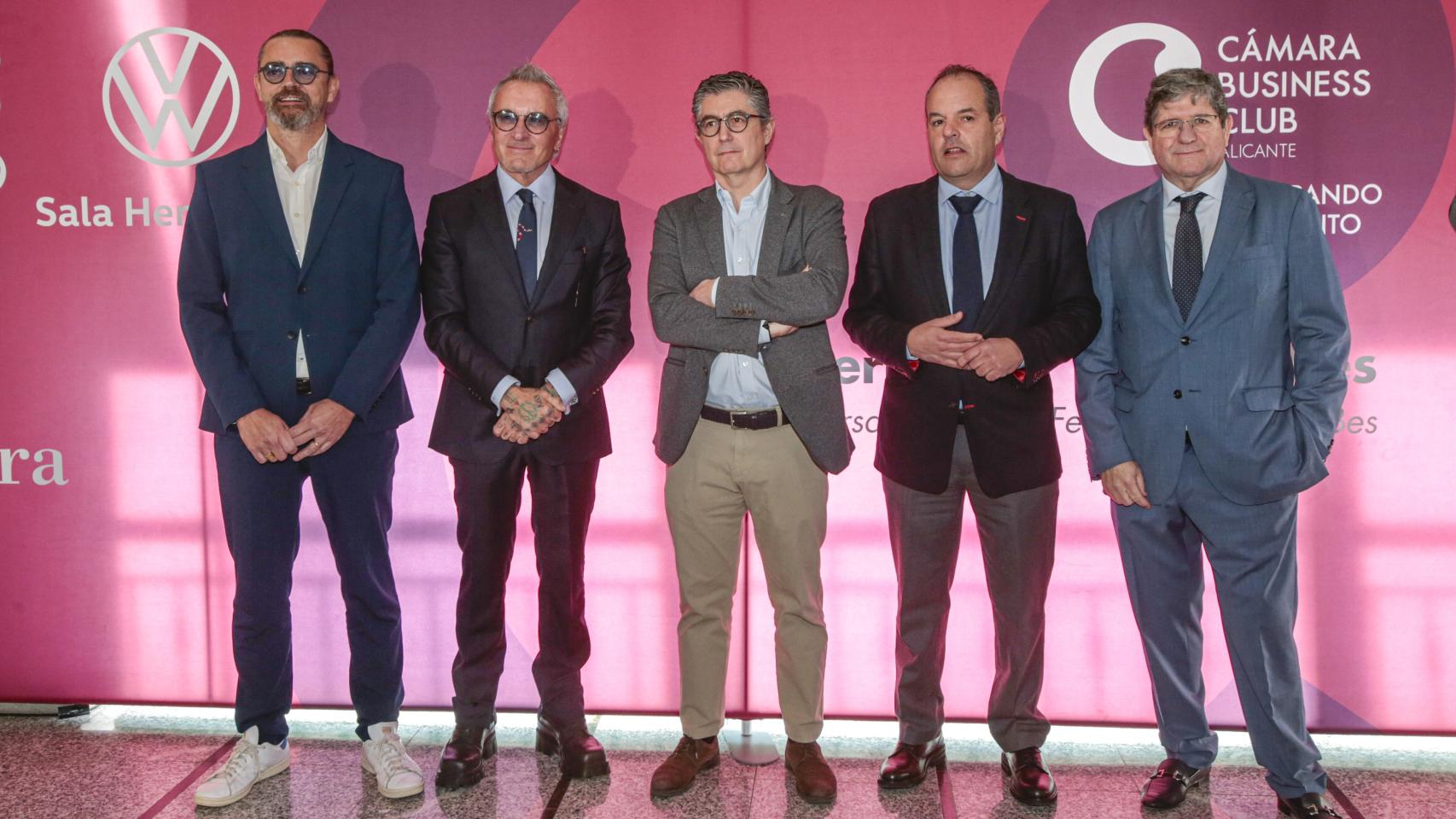 Trías de Bes posa en el photocall junto a Jesús Navarro y Carlos Baño, dirigentes de la Cámara de Comercio de Alicante.